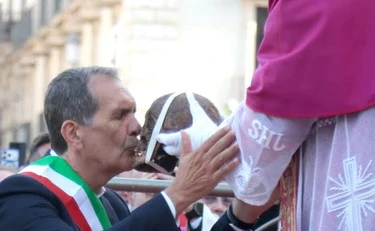 Catania, il sindaco di Fdi bacia Sant'Agata? Lo insultano: interviene La Russa
