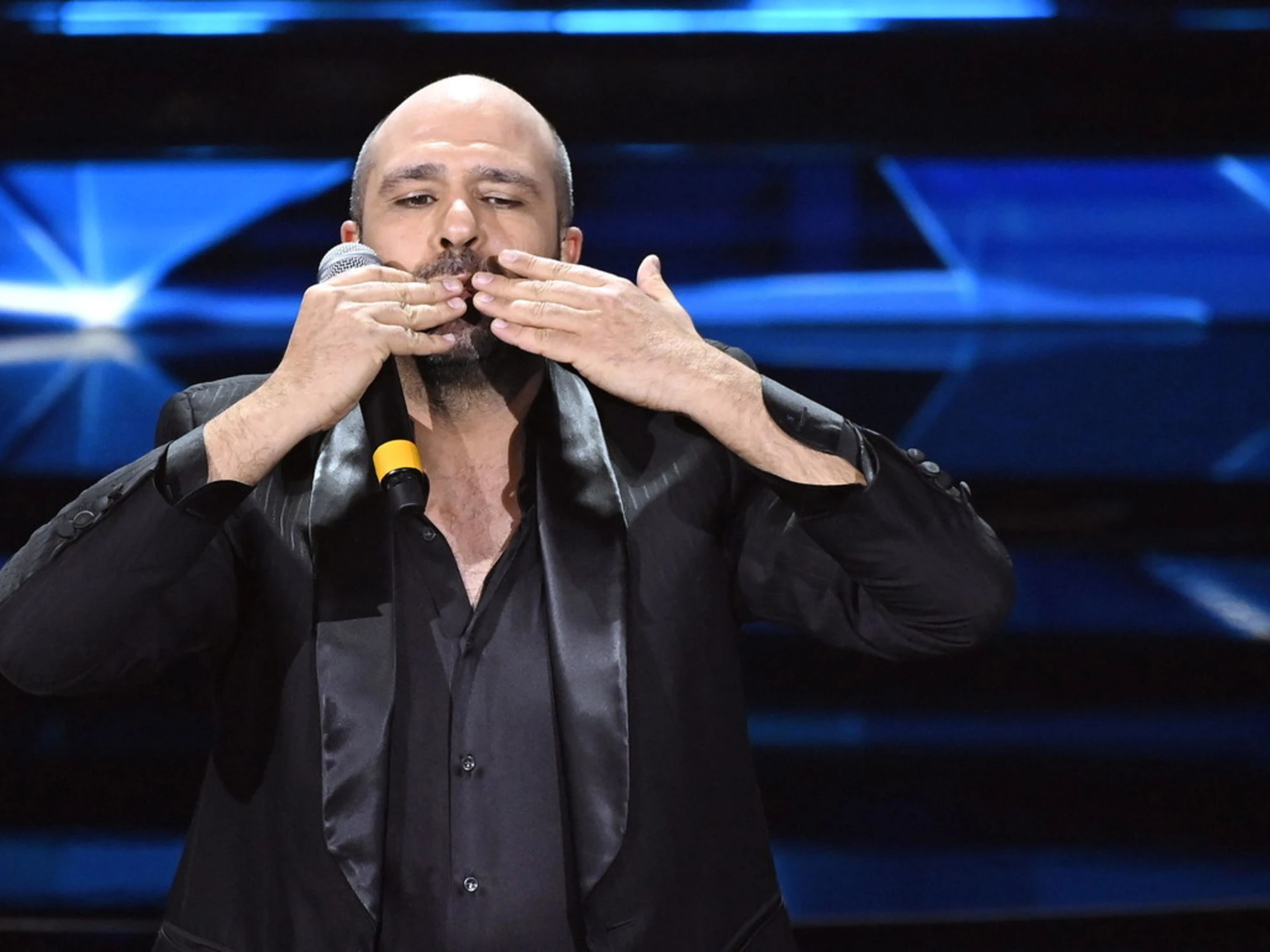 Checco Zalone spiana Valsecchi: "Poverino, che dolore". Una questione di soldi