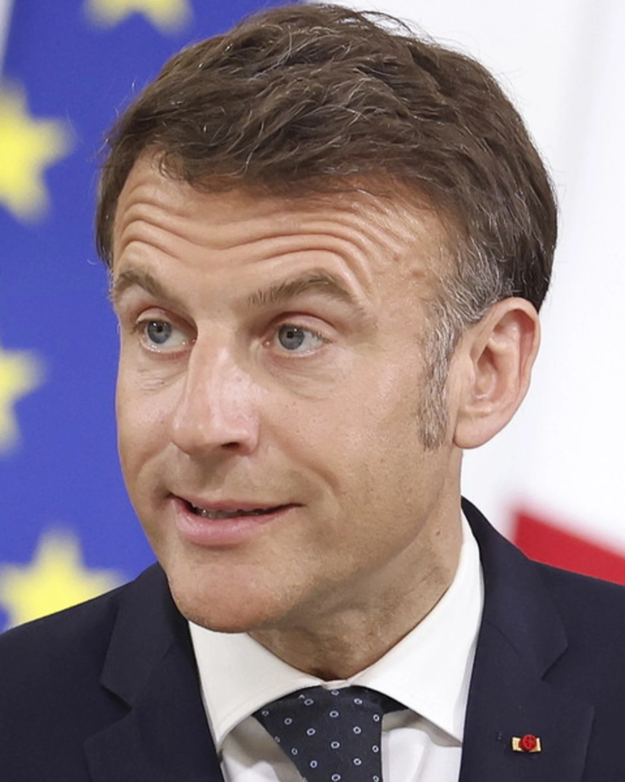 Emmanuel Macron minaccia Putin: "Pace o azioni forti"