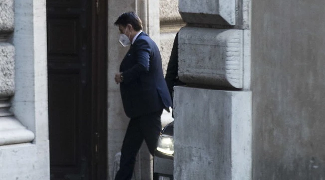 Giuseppe Conte, avanti tutta a costo di schiantarsi. Il retroscena: "Non mi umilio per Renzi"