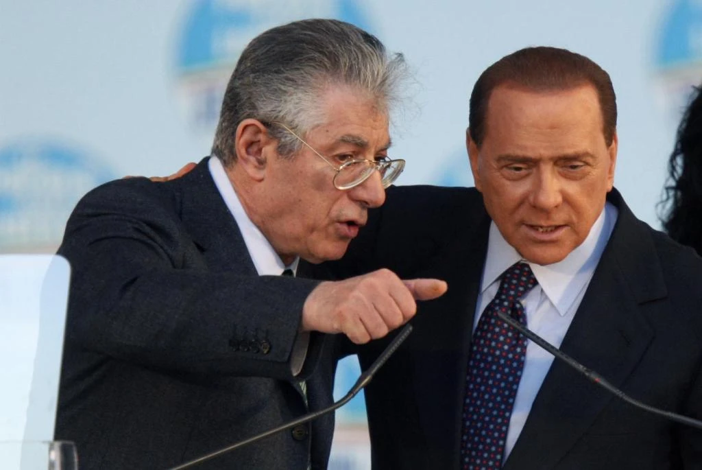 Berlusconi, la barzelletta su Bossi: "Cosa fa a letto con sua moglie?"