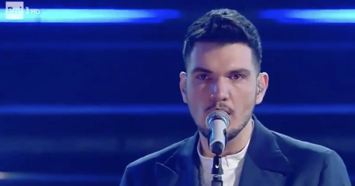 Sanremo 2021, Gaudino vince le Nuove Proposte e crolla dall'emozione: "Per mio padre che è andato via"