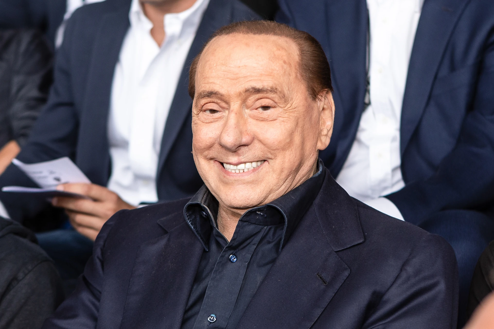 Silvio Berlusconi, i sondaggi in controtendenza sul suo tavolo. Sorpasso su Fratelli d'Italia