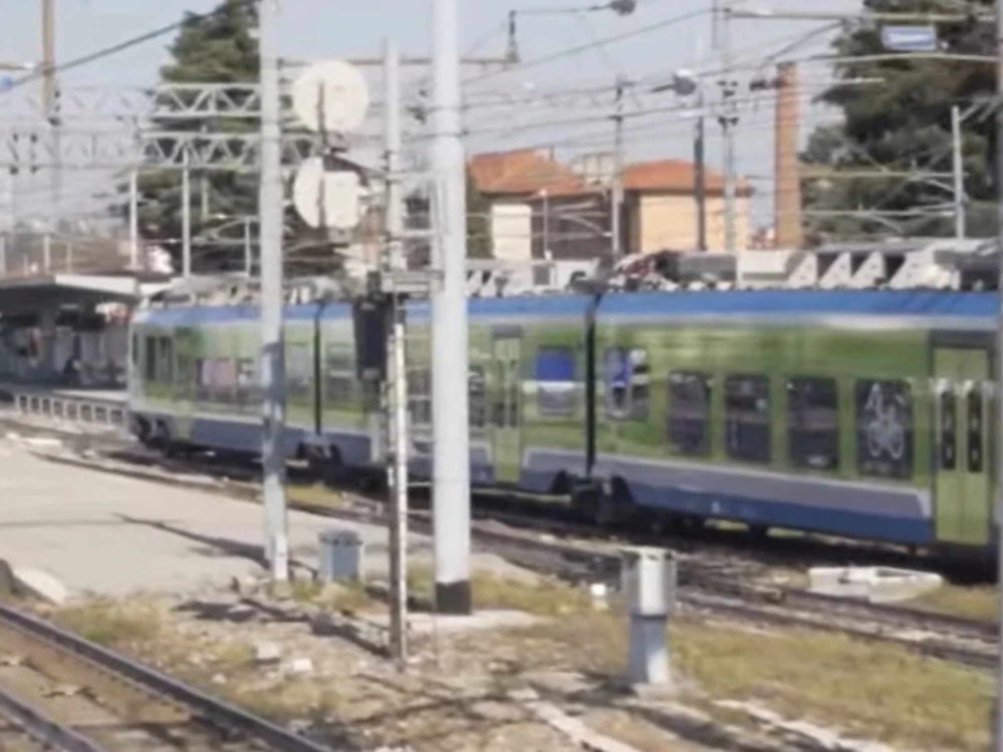 Milano, brutale pestaggio: capotreno aggredita sul treno guasto