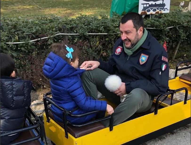Matteo Salvini umilia Luigi Di Maio sulla Tav, la foto con la figlia: "Bello il treno? Veloce e sicuro"