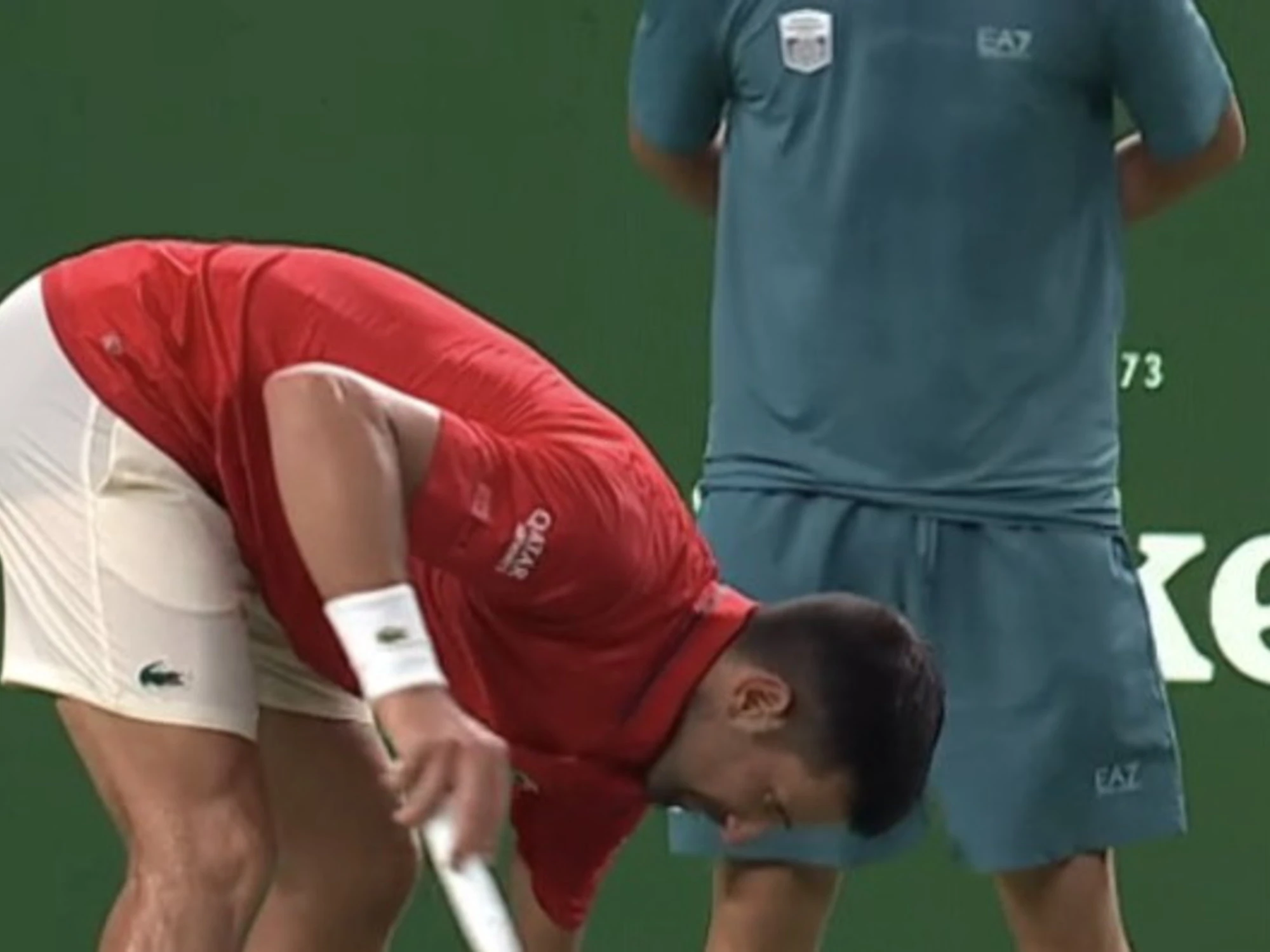 Novak Djokovic vomita ancora in campo. Poi, un gesto clamoroso