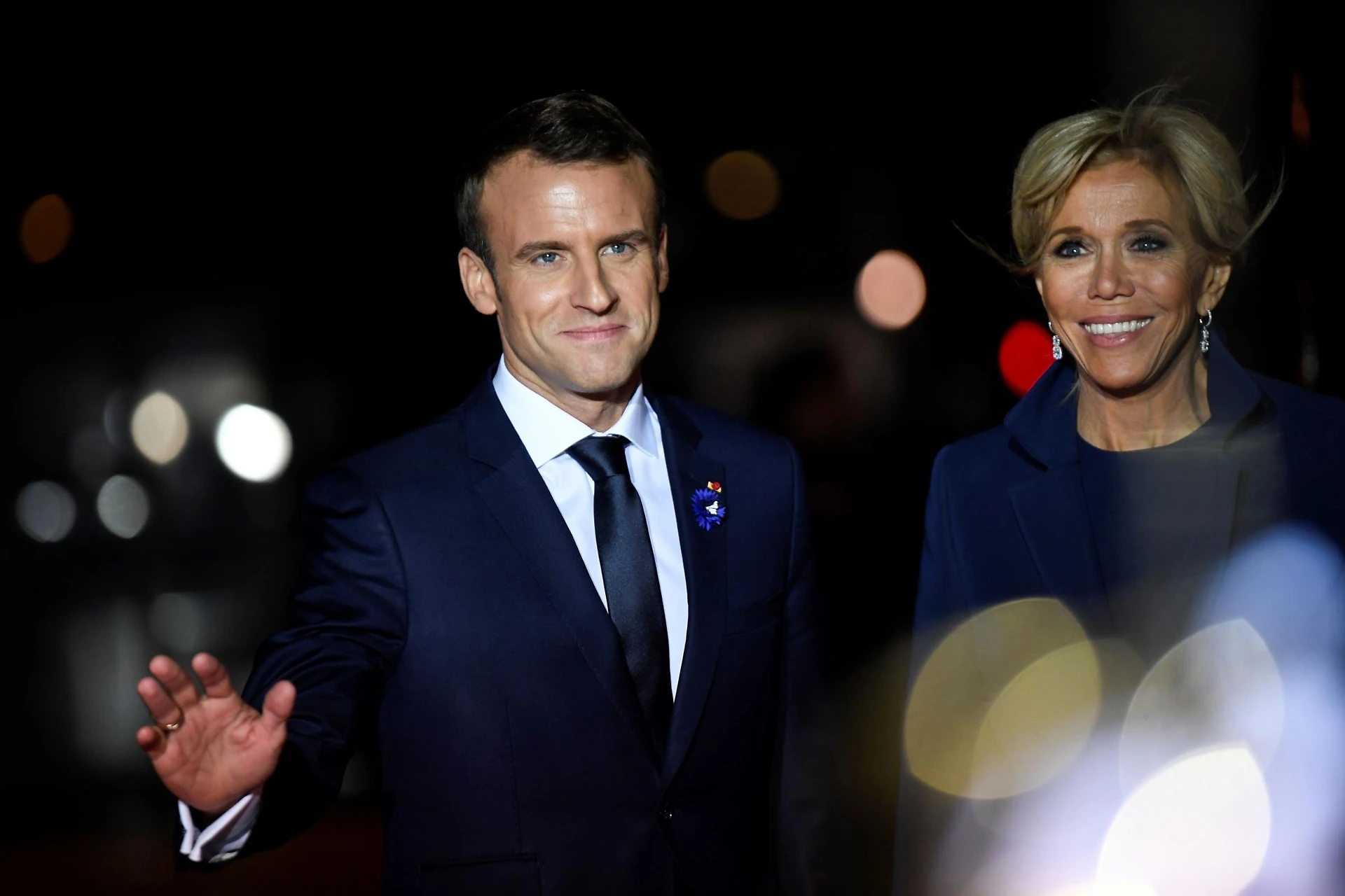 Emmanuel Macron, il grande complotto: "Vuole far punire l'Italia dall'Ue, poi comprerà i suoi gioielli"