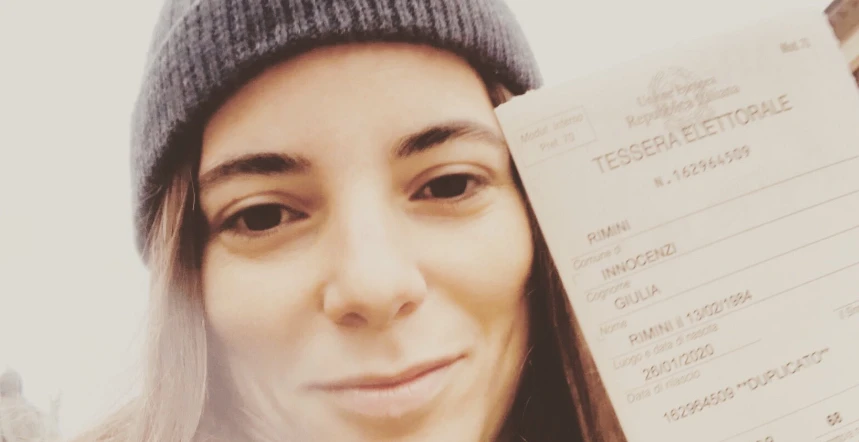 Giulia Innocenzi vota in Emilia Romagna: "Ho ritrovato il sorriso grazie alle Sardine"