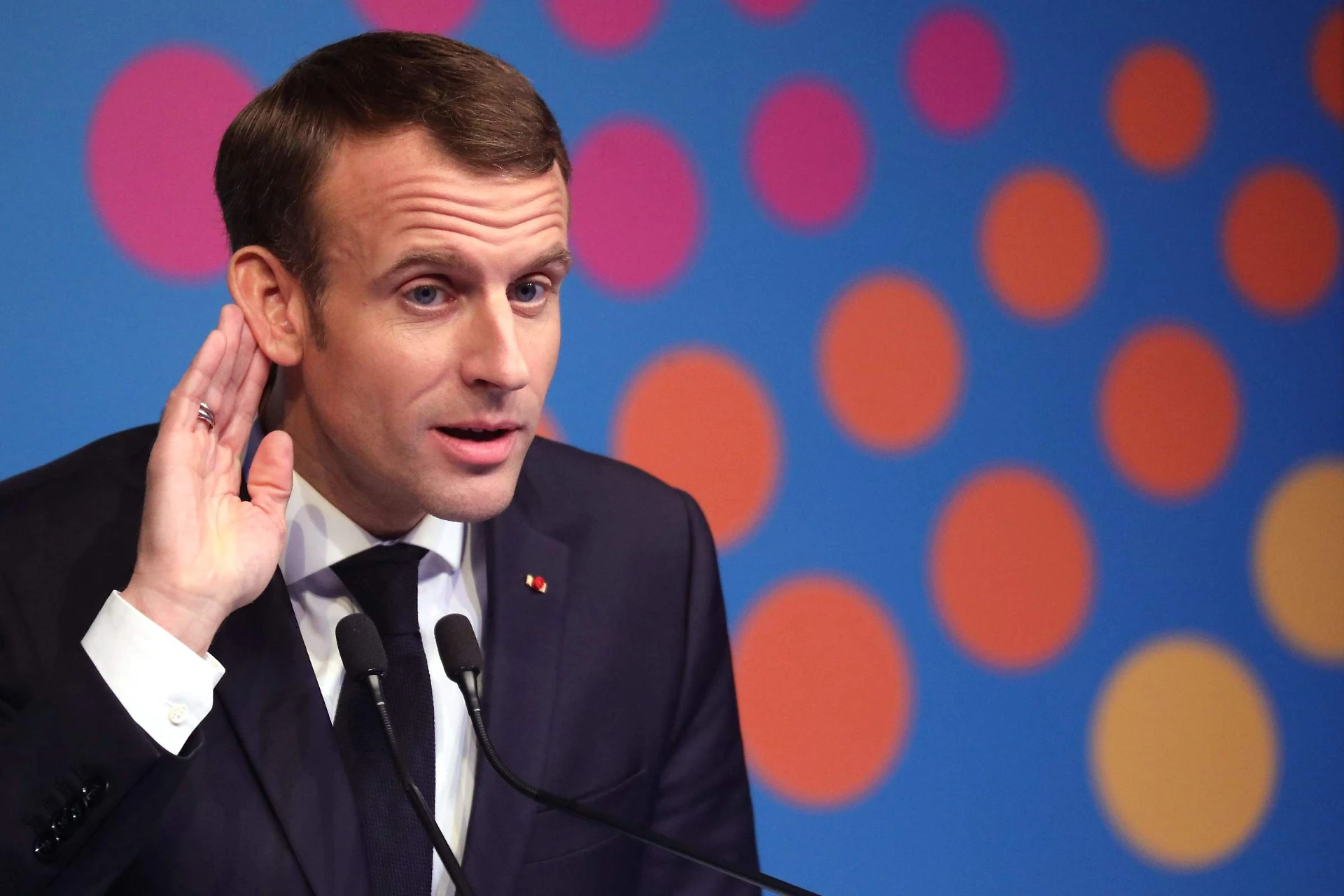 Emmanuel Macron finito, i "gilet gialli" vogliono la sua testa. L'esperto: "Scenario italiano", trema l'Europa