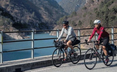 Dalle valli ai laghi, il cicloturismo riscrive la mappa della Lombardia