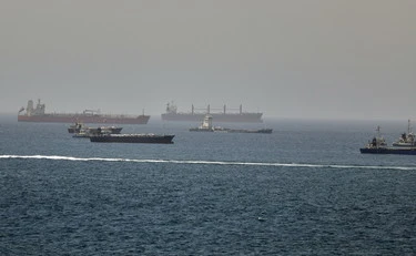 Iran, nave viola il blocco americano: le forze Usa aprono il fuoco