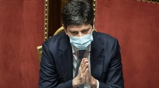 Vaccino, gli over-60 italiani in fuga del siero: nei bassifondi della classifica Ue. Tutta "colpa" di Roberto Speranza