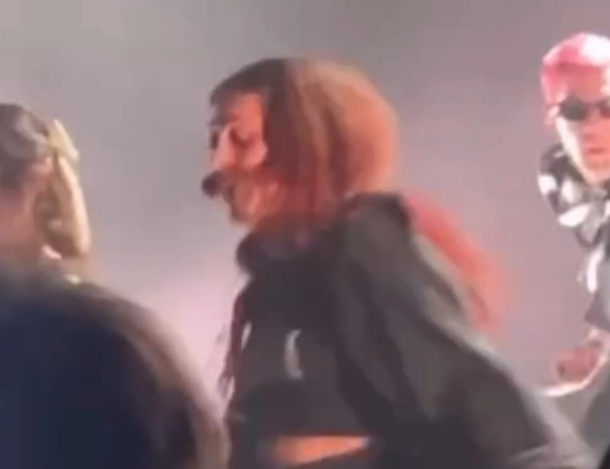 Rebecca Baby palpeggiata durante un concerto: finisce in topless