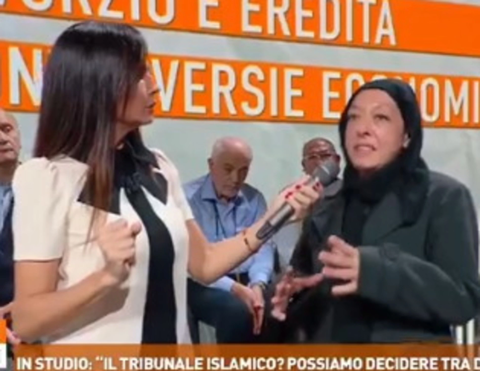 Dritto e rovescio, Senaldi zittisce la convertita all'Islam: "Lei vive in Italia!", ovazione in studio