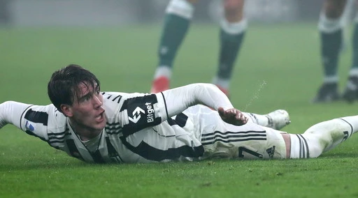 La Juve piega lo Spezia con Vlahovic e Milik. Il Napoli frena col Lecce