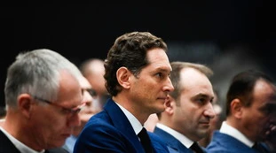Stellantis-cinesi, Urso sfida Elkann: "Serve un secondo produttore di auto in Italia"