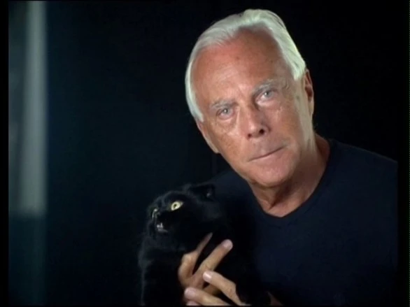 Giorgio Armani in spiaggia a 80 anni con lo slip bianco e gli occhiali da sole