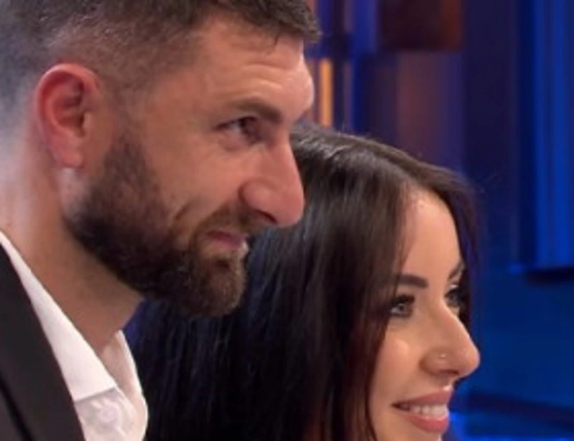 Affari Tuoi, "come la tiene il fidanzato": occhio alla mano, un caso
