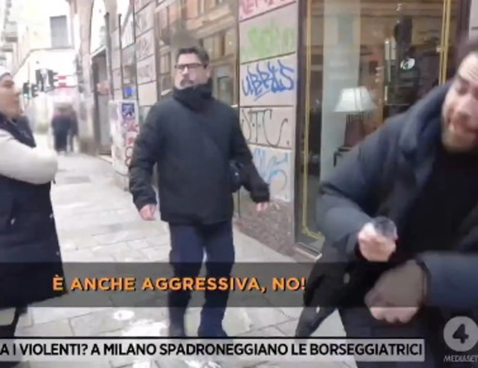 Leggi l'articolo: Sputi e schiaffi all'inviato: la violenza della borseggiatrice