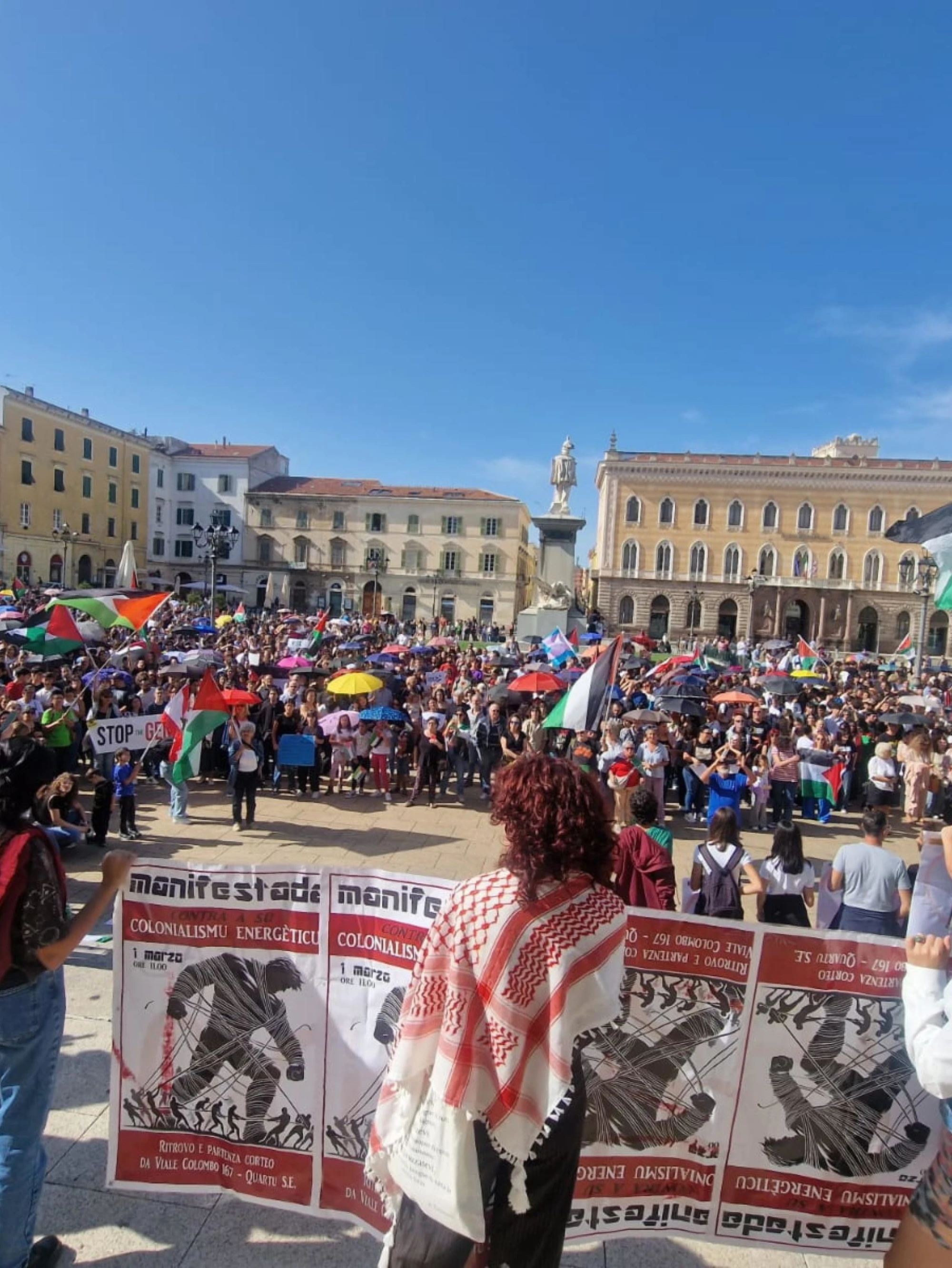 Sassari, la foto choc di Meloni esposta in piazza
