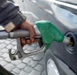 Benzina, proseguono i ribassi