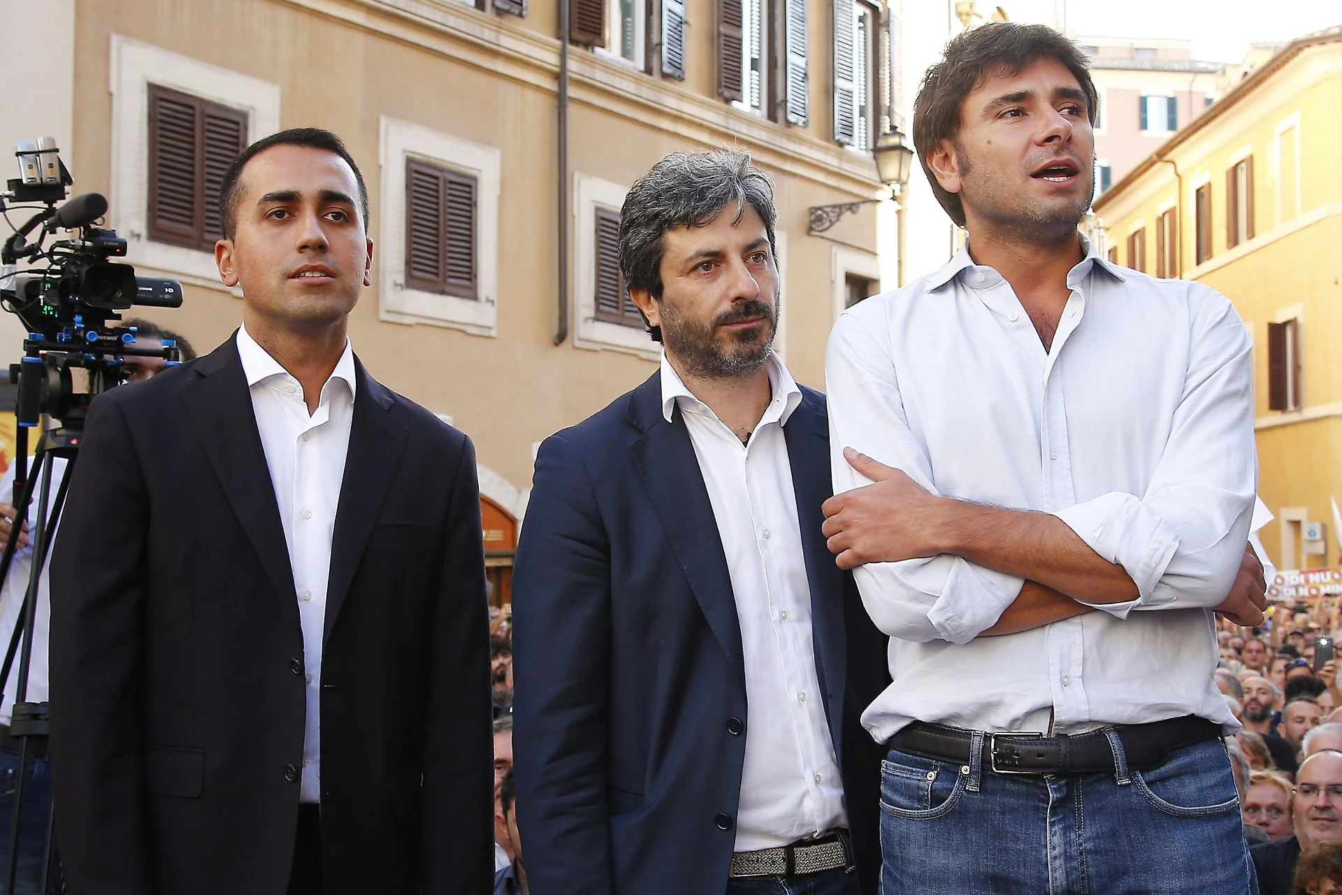 Di Maio, il retroscena-bomba. La telefonata di Fico: "Un gioco sporco". Rivolta nel M5s, l'ipotesi clamorosa