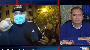 Luigi De Magistris a Non è l'Arena, un napoletano lo assalta in diretta: "Caccia fuori i cog***"