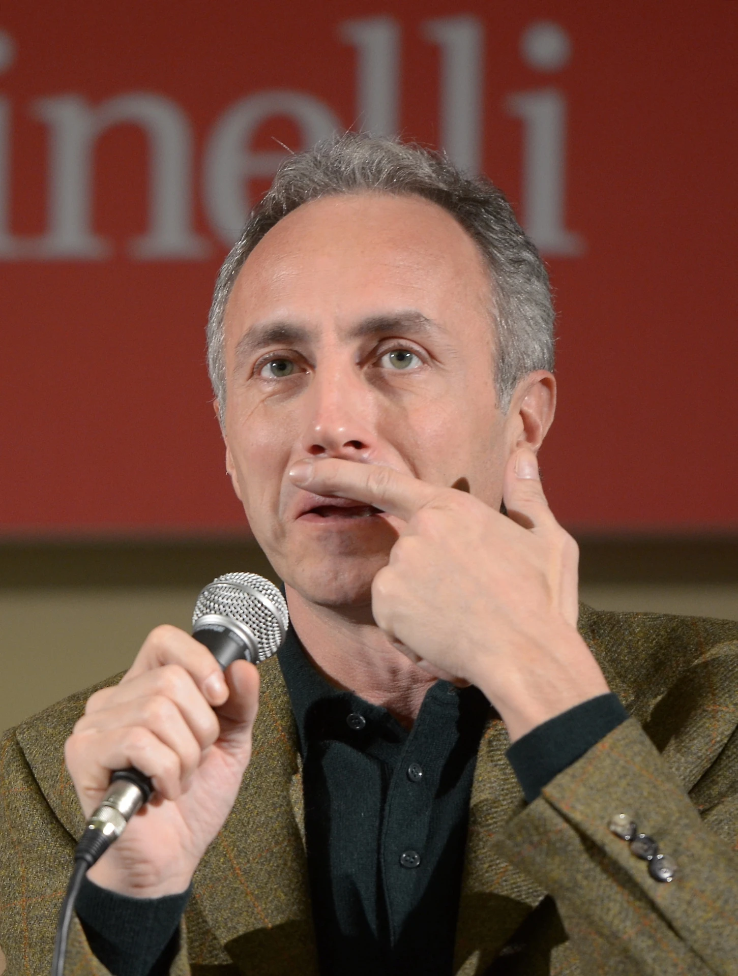 Marco Travaglio, Asia Argento e il sesso con Jimmy Bennett: "Aveva quasi 18 anni, non...". Si fa ridere dietro