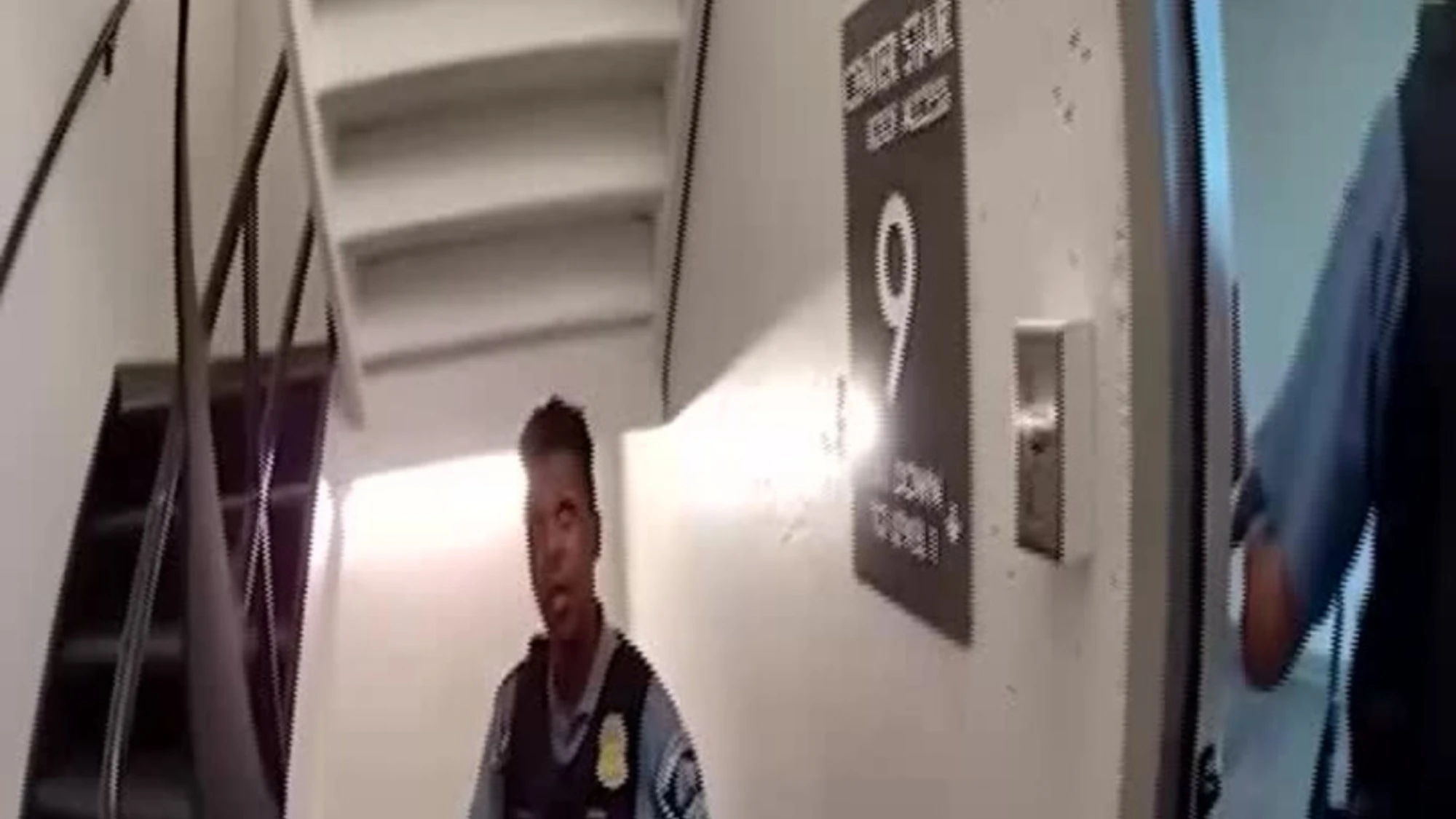 Minneapolis, le bodycam della polizia riprendono una sparatoria in un condominio