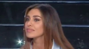 Tu si que vales, nudo integrale sul palco: dipinge coi genitali. Belen Rodriguez: "Si vede tutto"