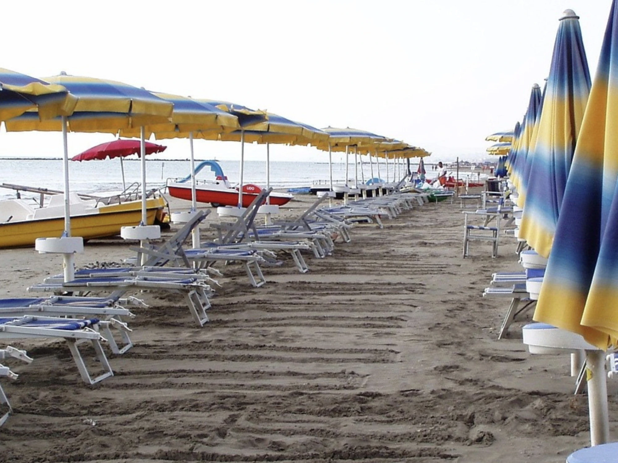 Stroncato da un malore a 47 anni mentre è al bar in spiaggia: dramma a Senigallia