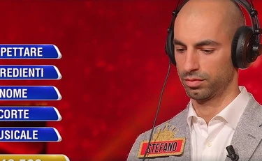 L'Eredità, folle accusa a Marco Liorni: "Ecco perché dondola in studio"