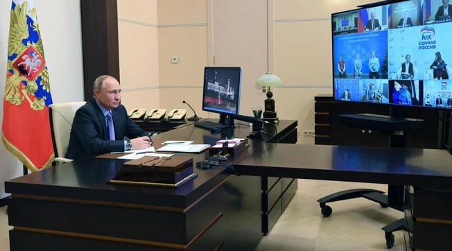 Vladimir Putin, mistero al Cremlino: "Due stanze uguali identiche". Fuga di notizie e timori per la sua salute