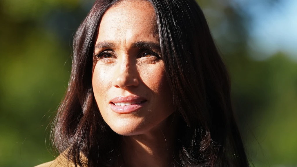 Meghan Markle dà scandalo: vestita così al centro per senza fissa dimora