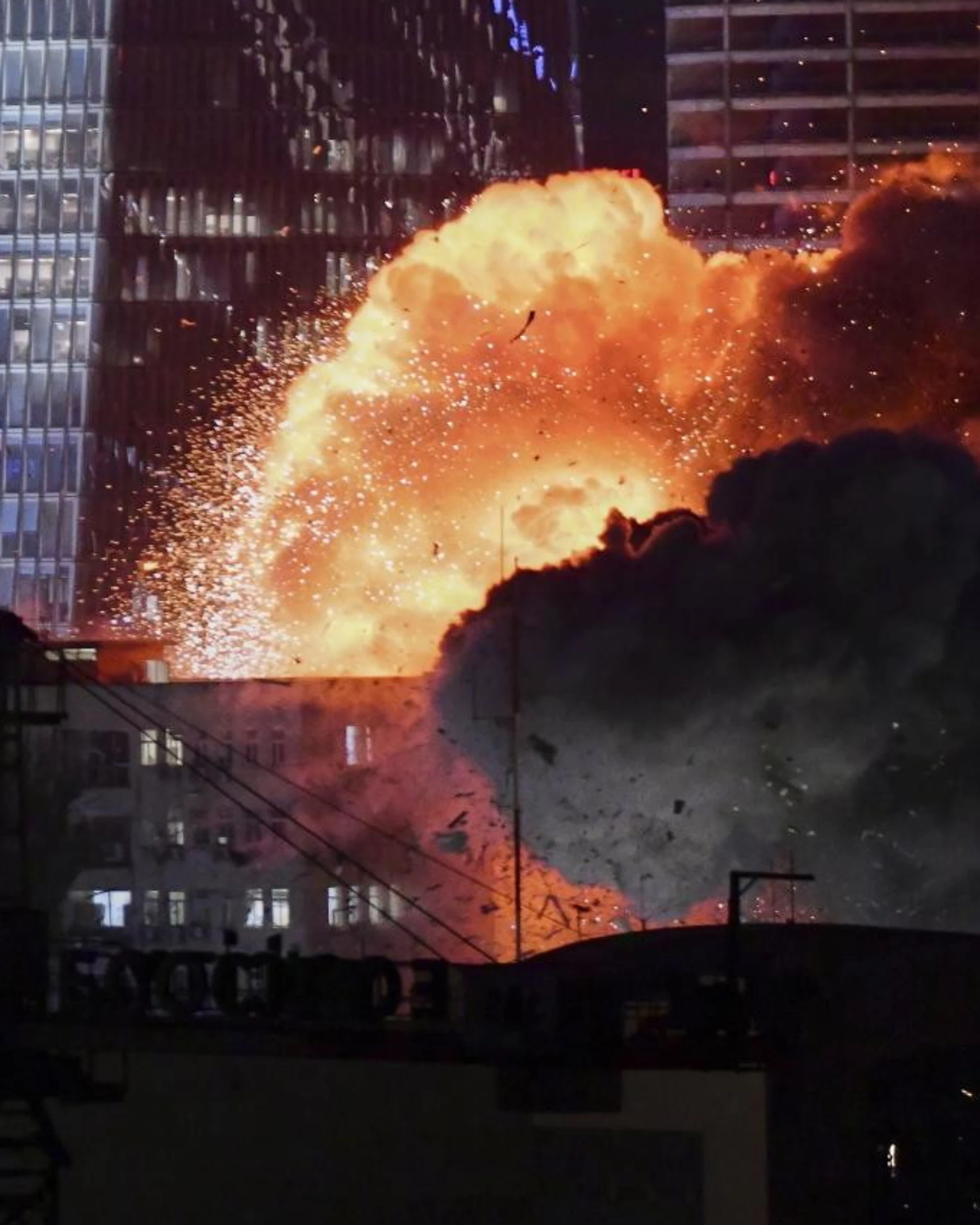 Iran e Israele, la guerra. Netanyahu vuole la caduta di Khamenei, il ruolo di Russia e Cina