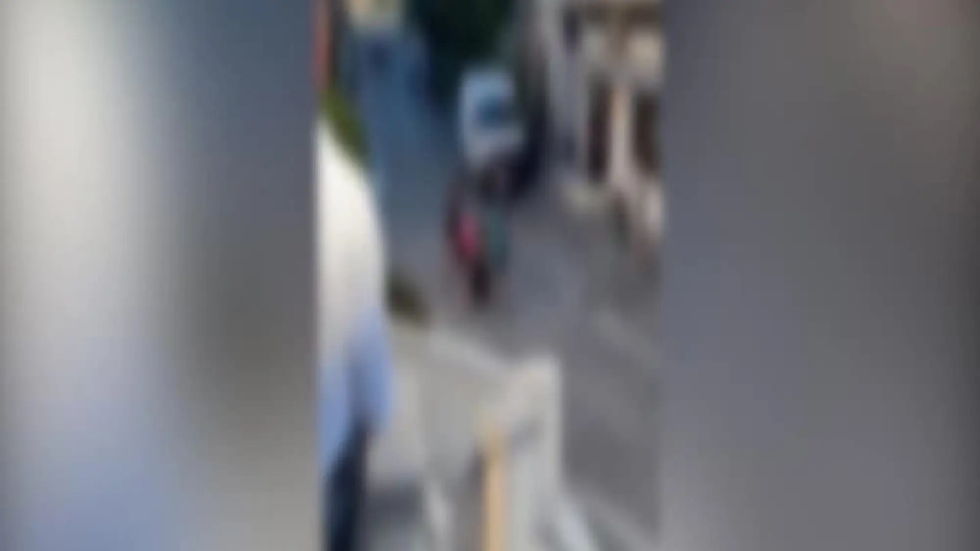 Chiede a ragazzi di lasciare in pace la figlia: 40enne pestato a sangue