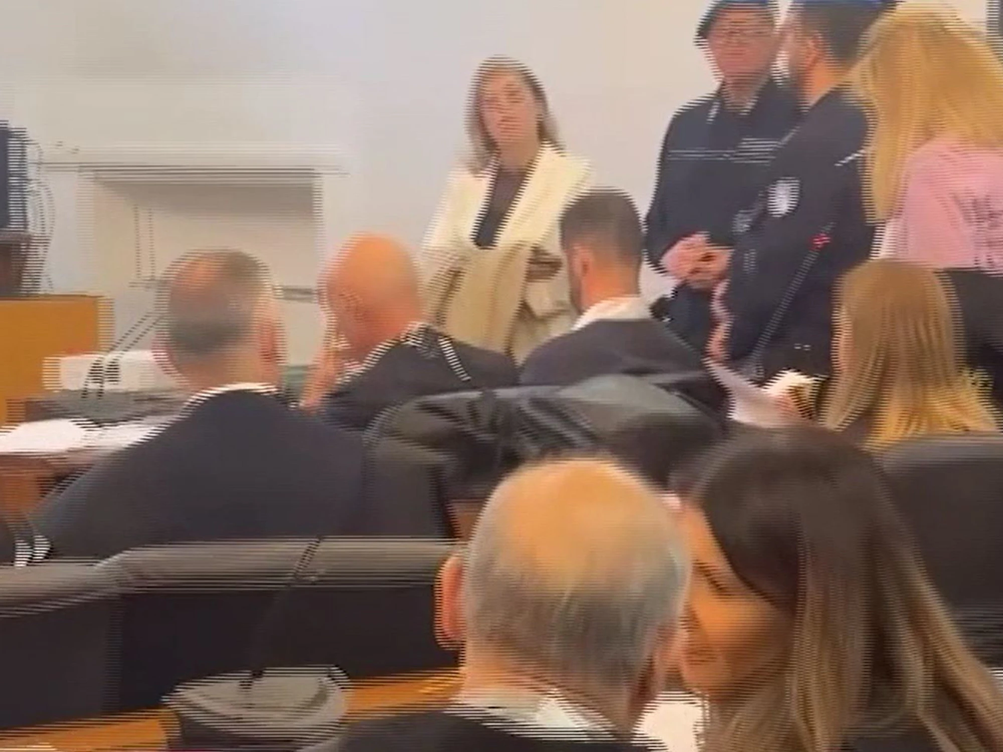 "Guardami in faccia!": caos in tribunale quando arriva Carlomagno