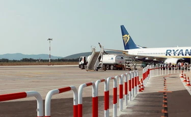 Treviso, volo in overbooking: la moglie non sale. Il marito impazzisce: finisce male