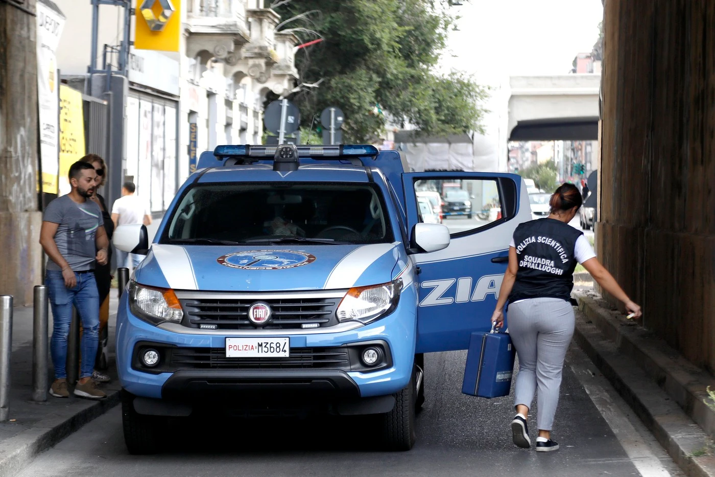 Chieti, orrore in strada: riempie la moglie di pugni e poi la uccide a sassate