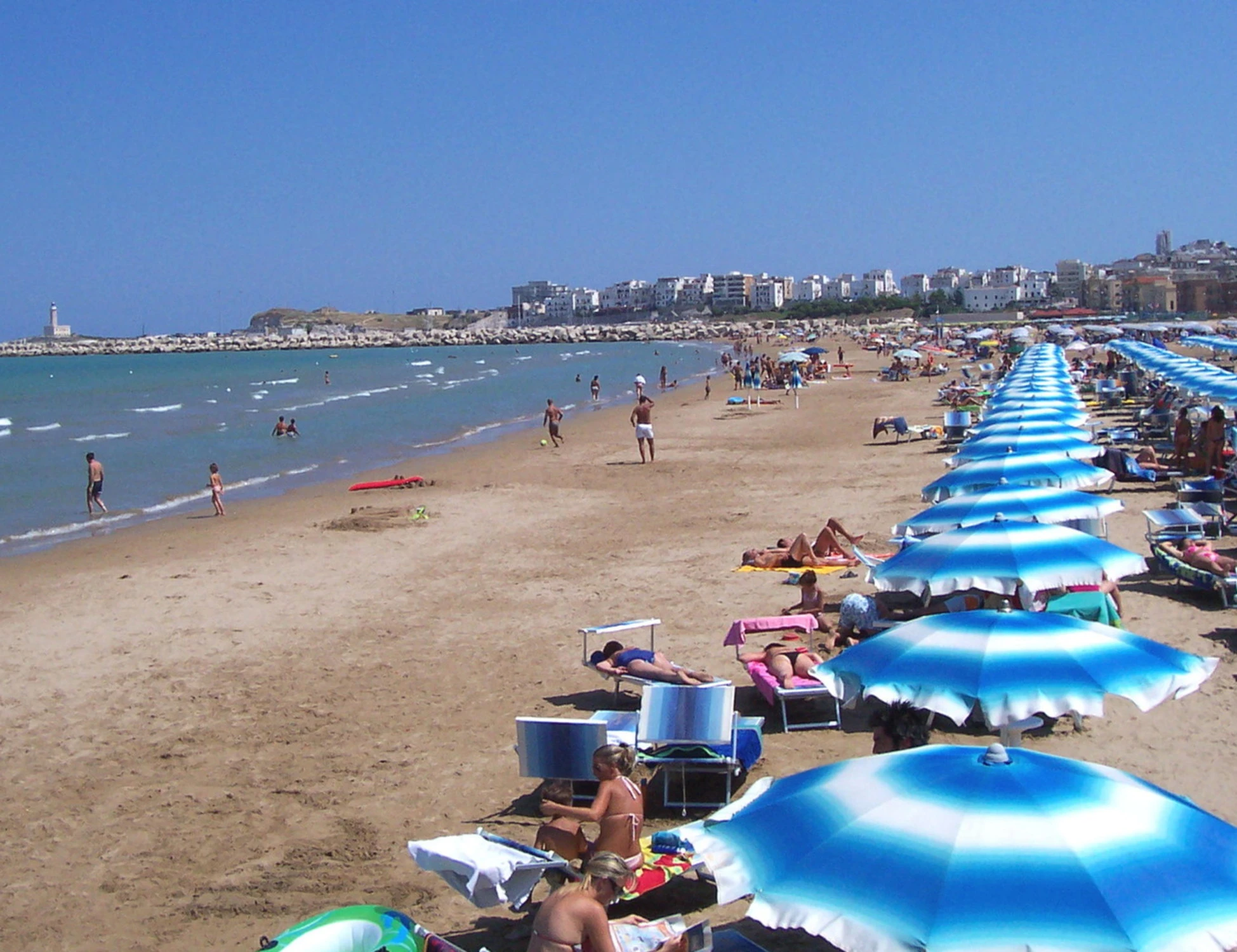 Rimini, sesso in spiaggia in pieno giorno: sconcerto tra i turisti