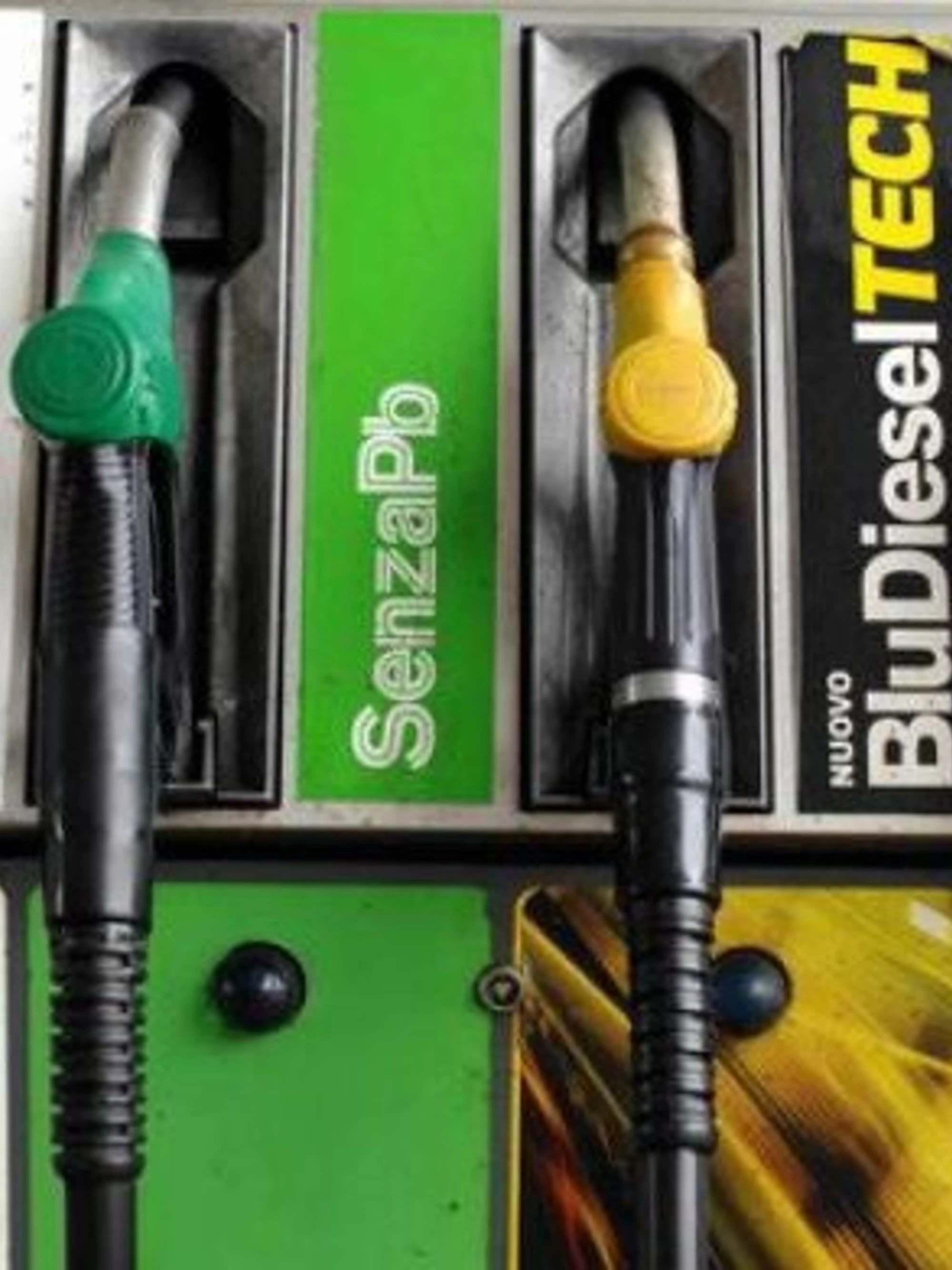 Benzina ancora in calo: il record da quando c'è Meloni al governo