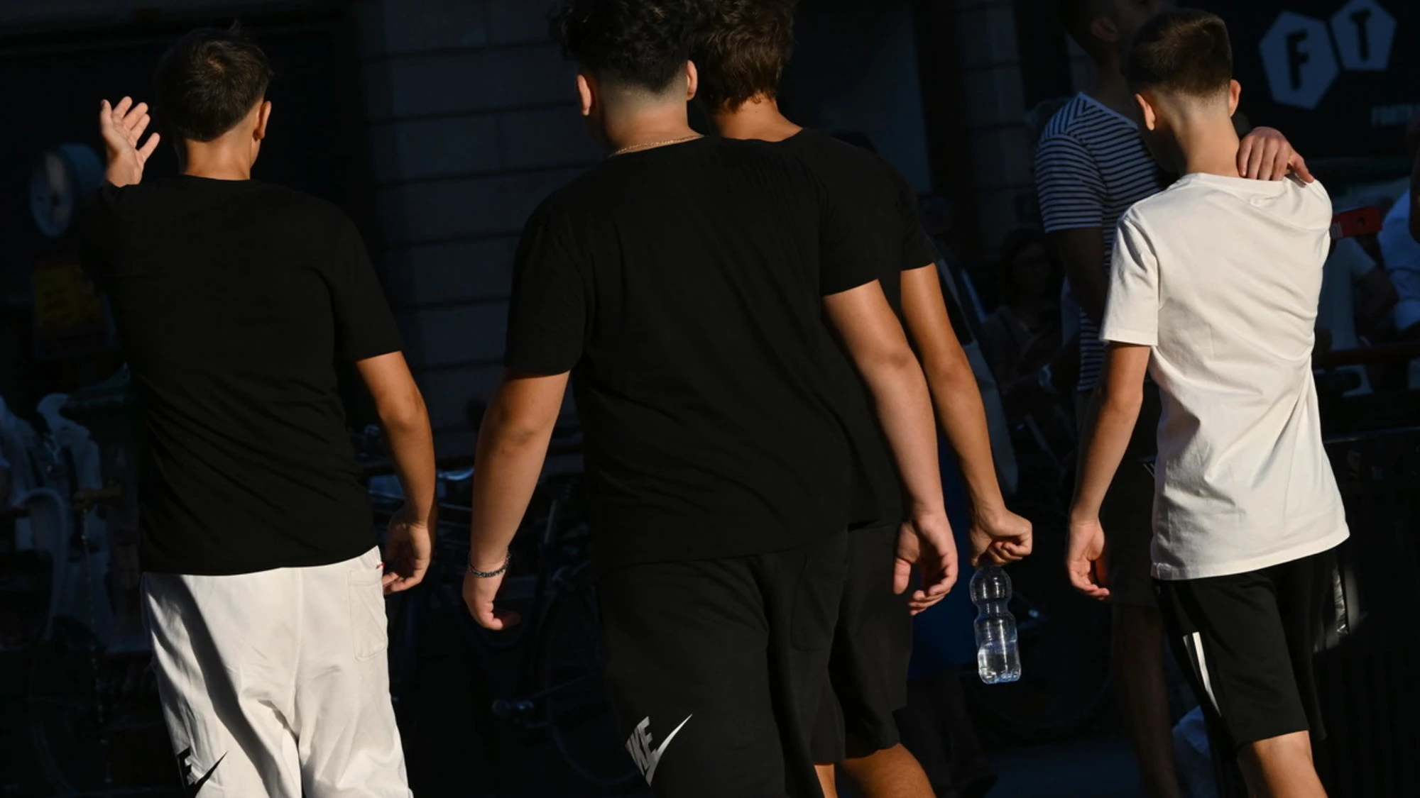 Milano, 37enne accerchiato: tirapugni e pezzi di vetro, la furia della baby gang di nordafricani
