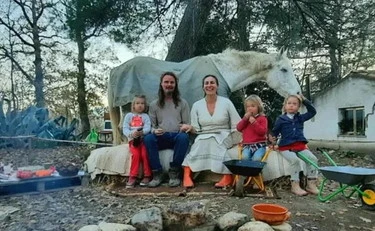 Famiglia nel bosco, la scelta-choc del padre: dove sarà il bagno