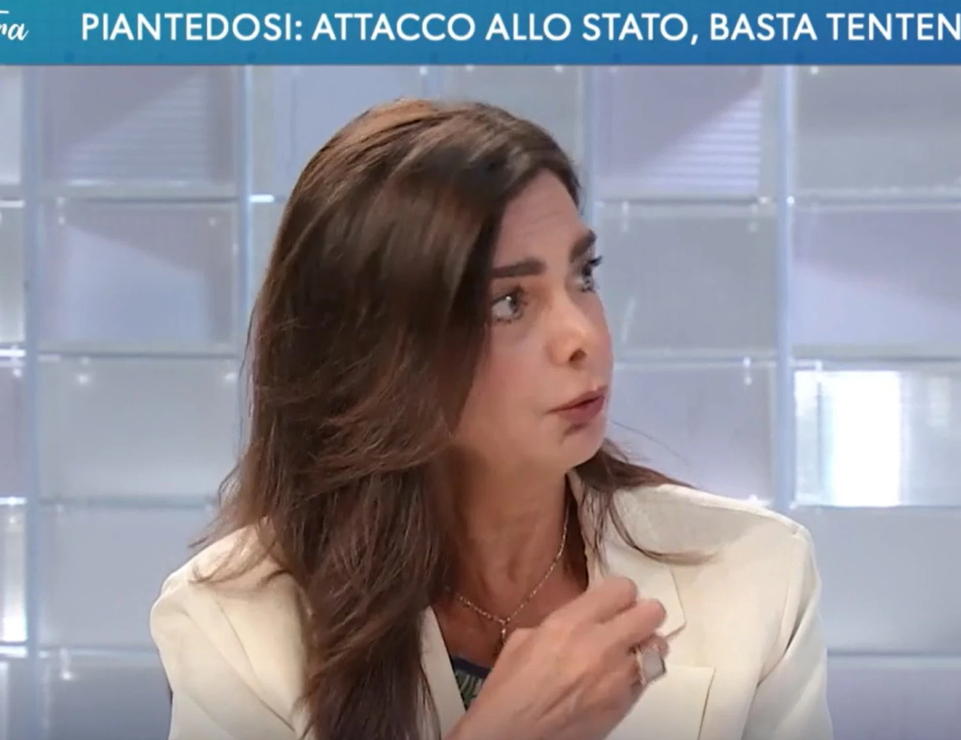 L'aria che tira, Boldrini fuori controllo: "Minacce a Lepore responsabilità di Piantedosi"