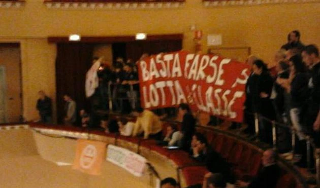 Bersani contestatoa Napoli dai noglobal"Basta lotta di classe"