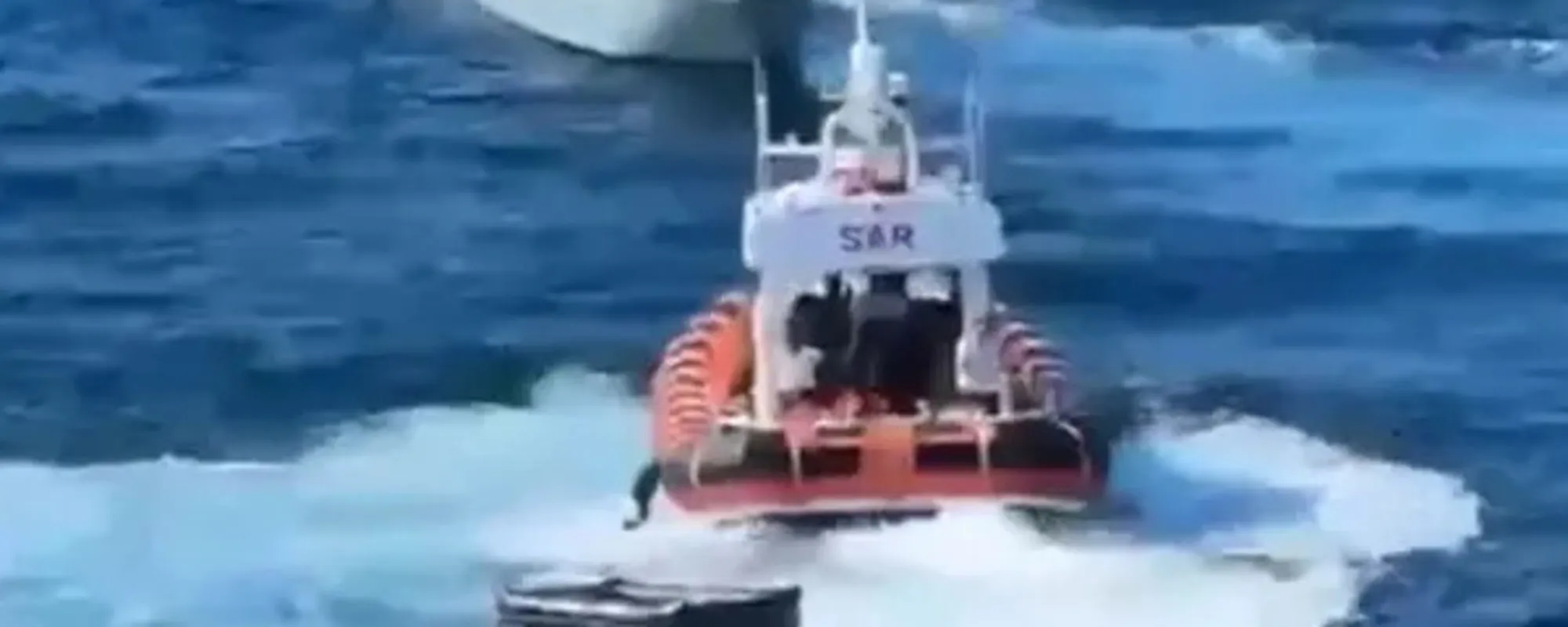 Barcone arriva vicino alla costa: il gesto choc degli scafisti