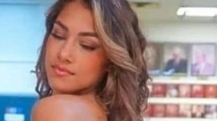 Jayne Rivera, pose super-sexy accanto al padre morto: orrore dell'influencer, immagini molto forti
