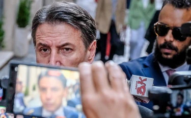 Giuseppe Conte, la sparata: "Giorgia Meloni estremista, agita le piazze"
