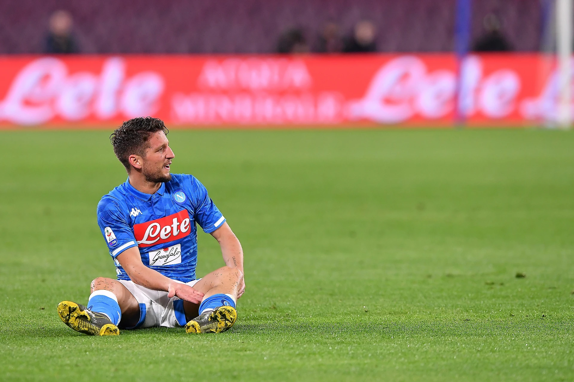 Napoli rinvia la festa Scudetto della Juve: 1-1 contro il Genoa, segnano Mertens e Lazovic
