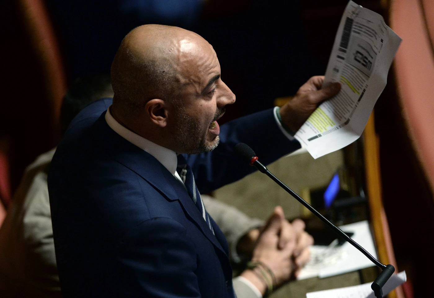 Legge di Bilancio, via libera al Senato: 166 voti a favore e 128 i contrari. L'ira di Paragone